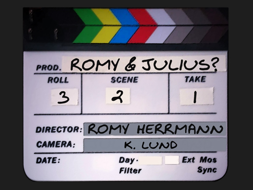 Regieklappe fuer Romy & Julius mit Romy als Regisseurin